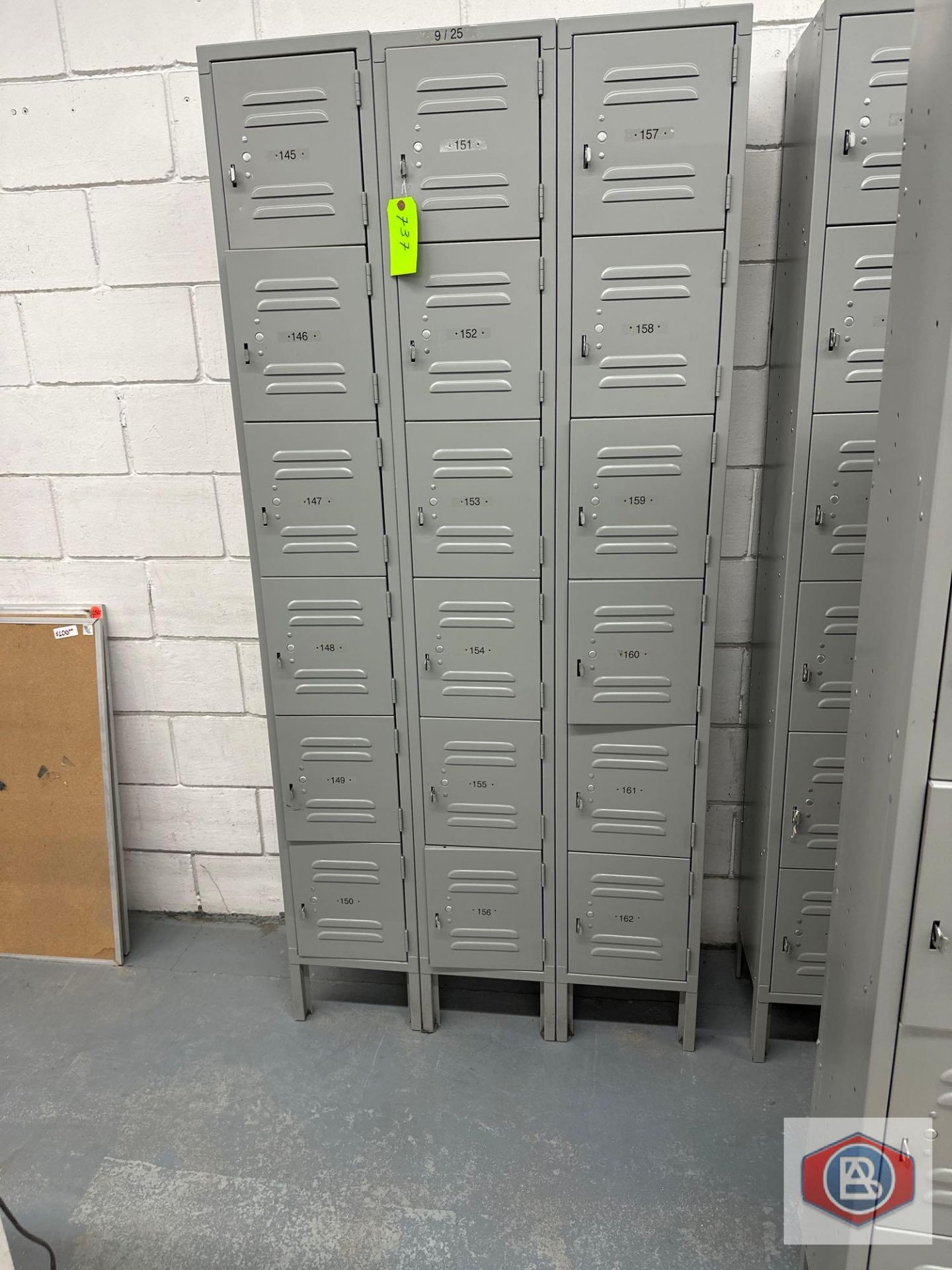 Set of Lockers (18 Compartments)