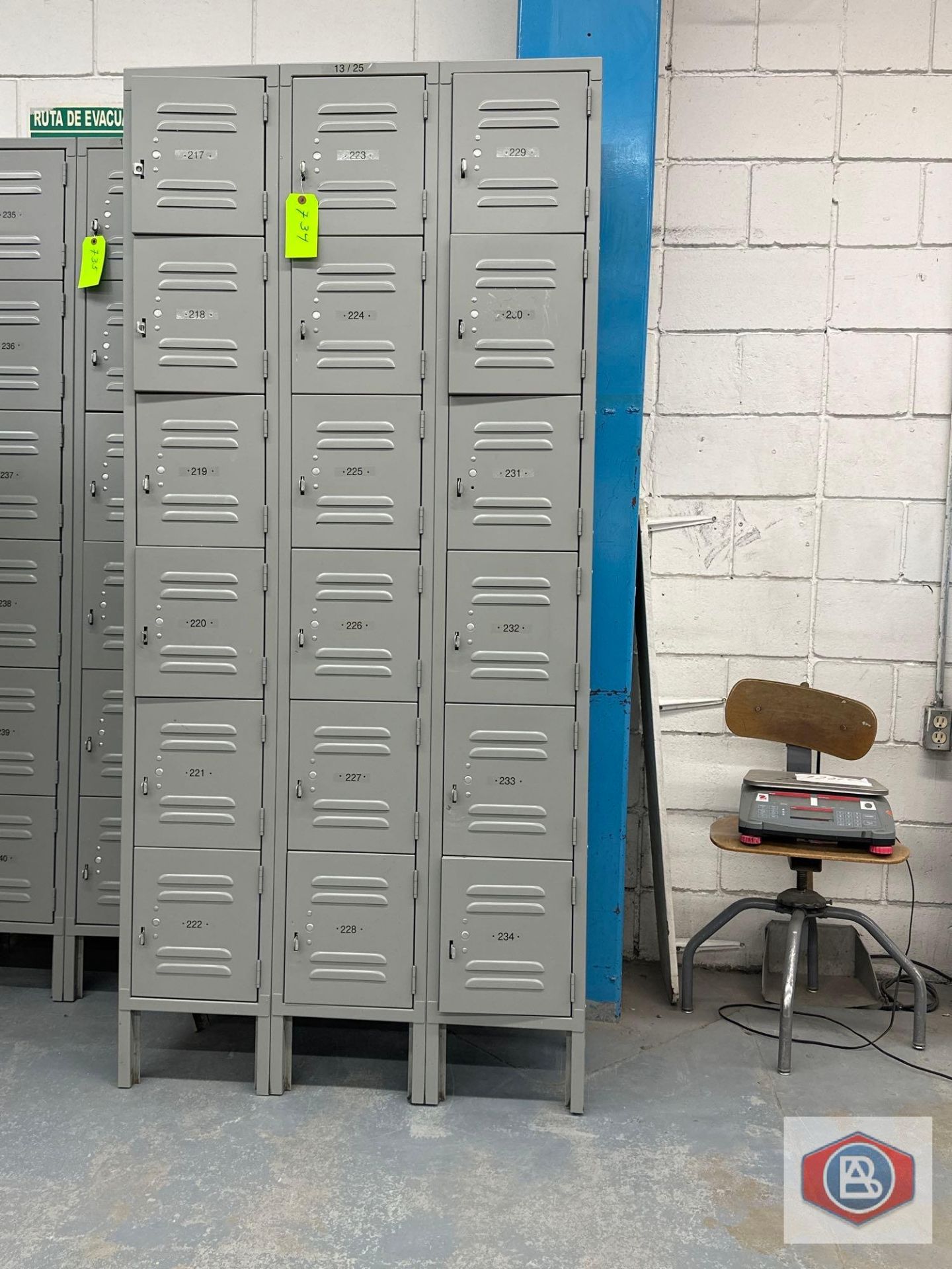 Set of Lockers (18 Compartments)