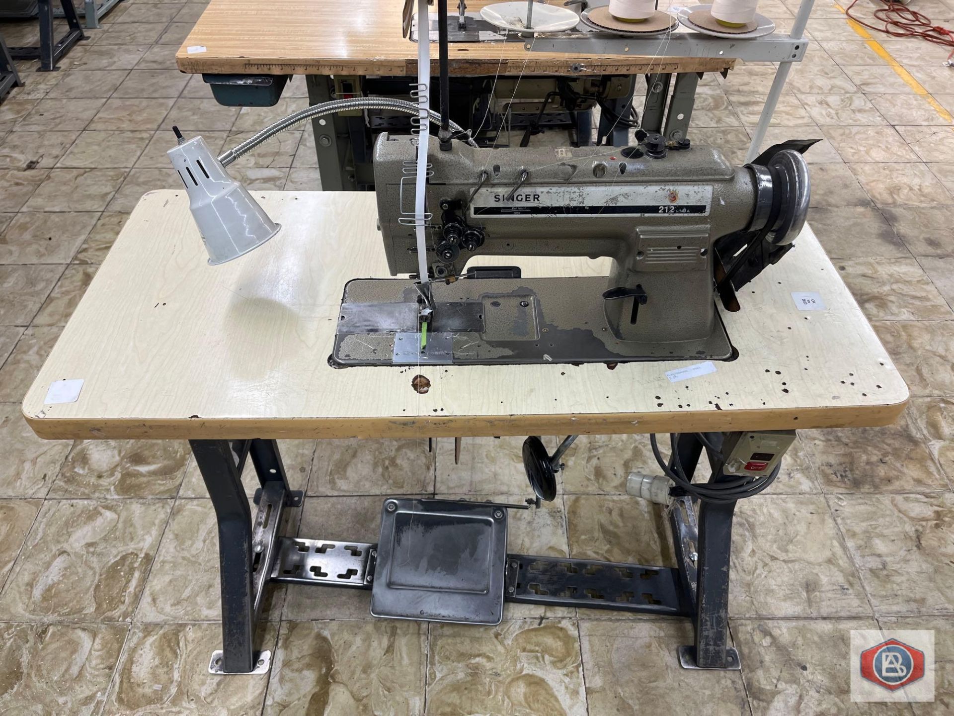 Singer Sewing Machine - Image 2 of 4