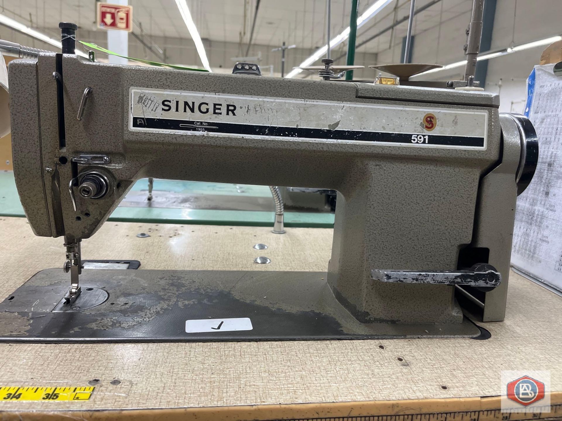 Singer Sewing Machine - Image 2 of 3