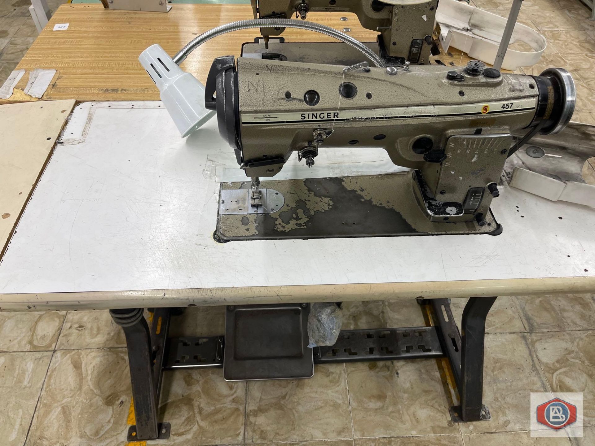 Singer Sewing Machine - Image 2 of 3