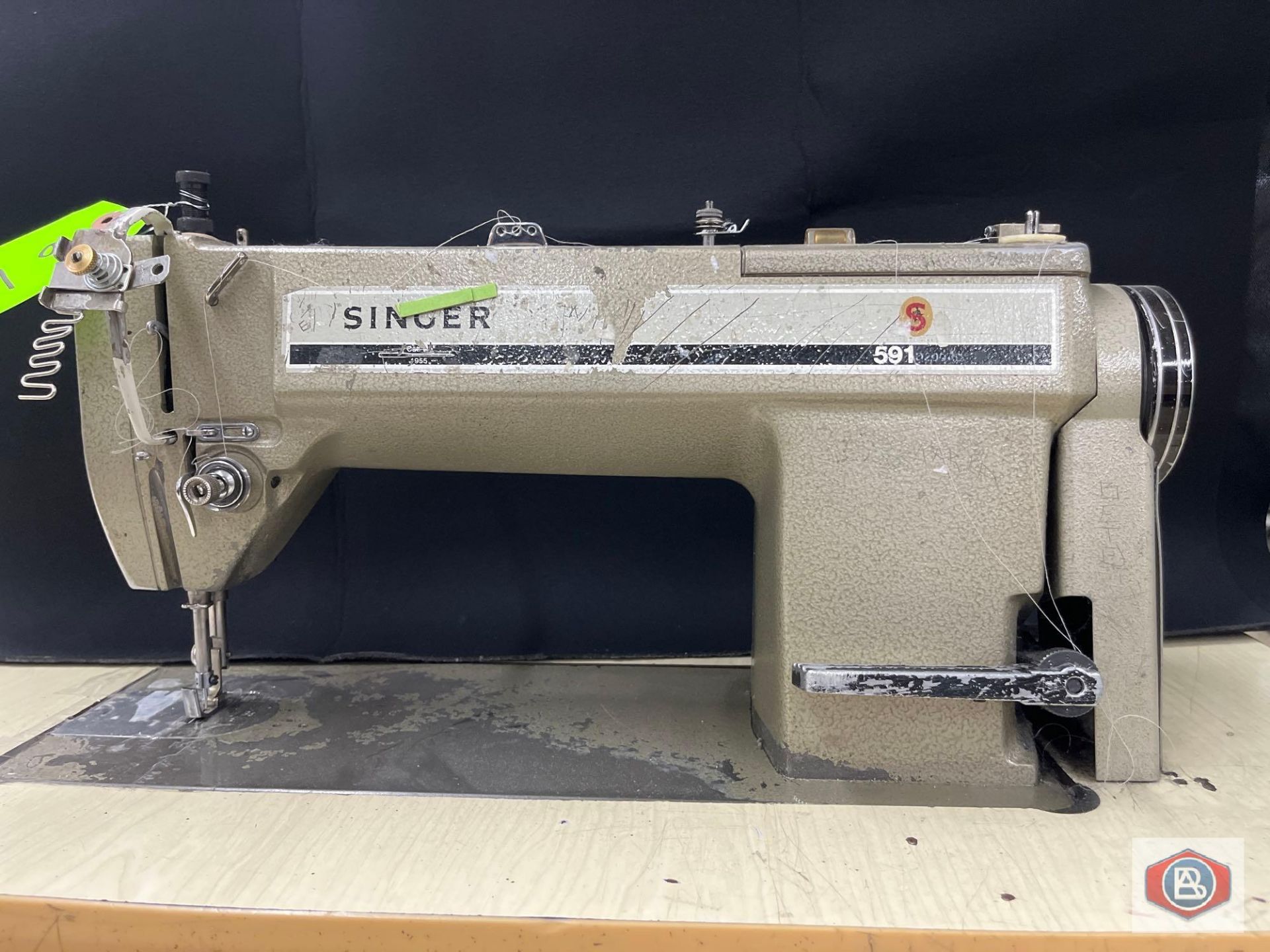 Singer Sewing Machine - Image 5 of 10