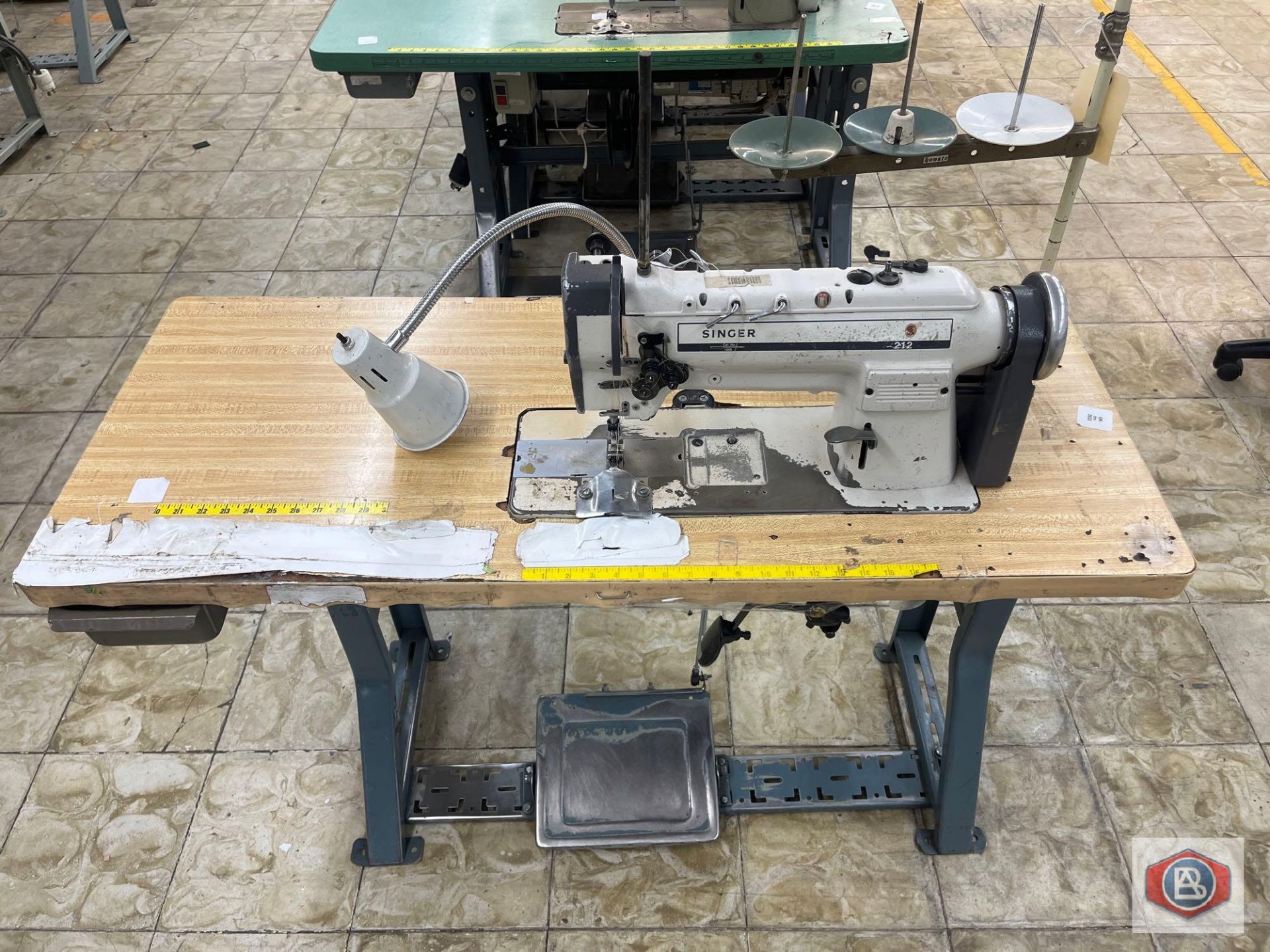 Singer Sewing Machine - Image 6 of 8
