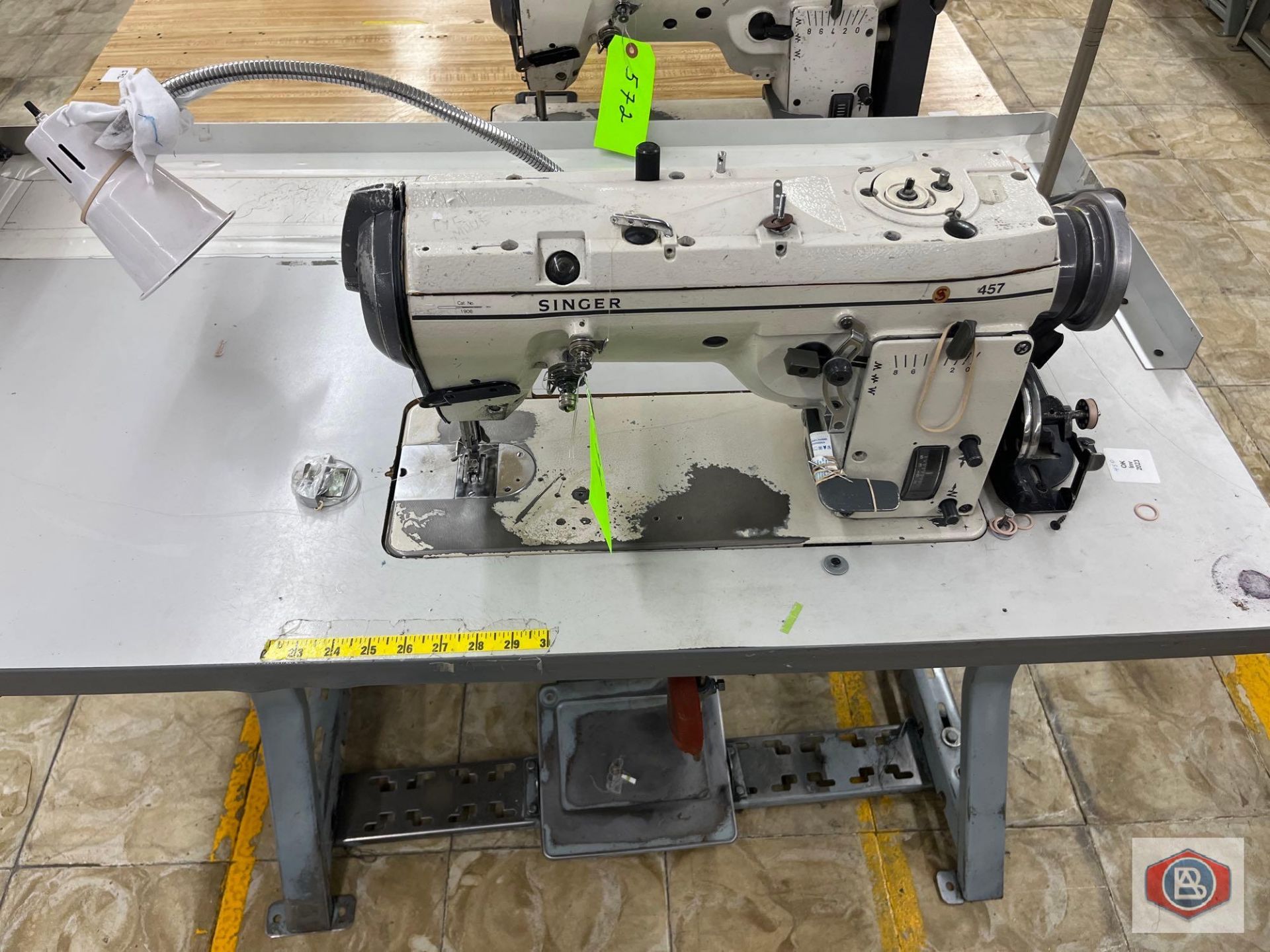 Singer Sewing Machine - Image 2 of 3