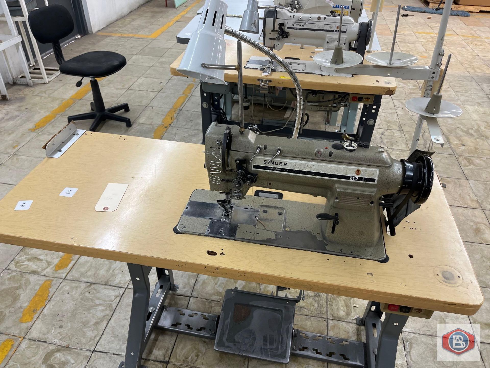 Singer Sewing Machine - Image 2 of 7