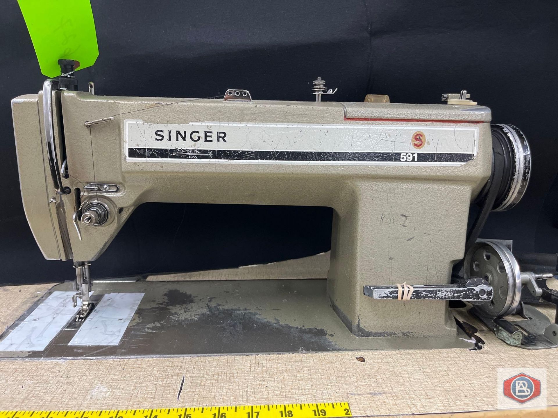 Singer Sewing Machine - Image 8 of 10