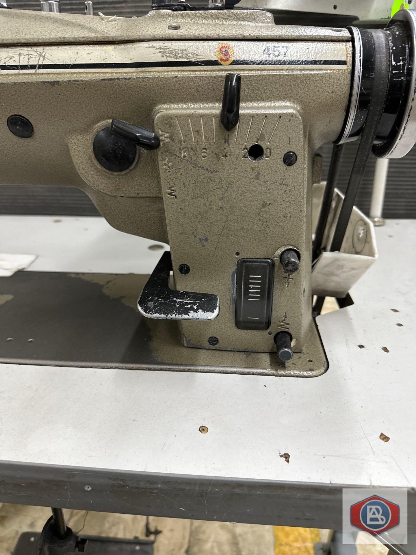 Singer Sewing Machine - Image 2 of 3