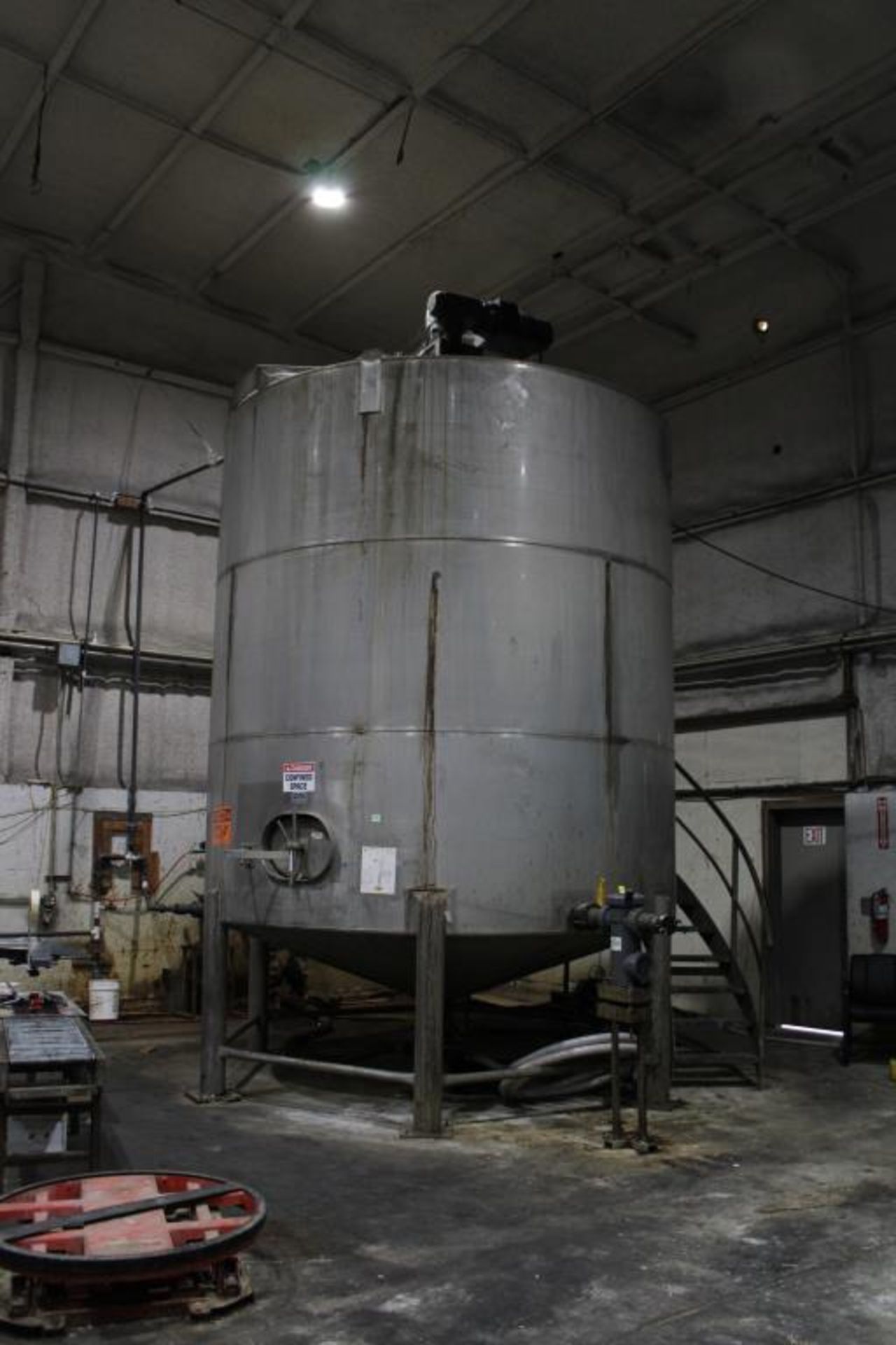 10,000 Gal. Stainless Tank W/Strainer & Staircase