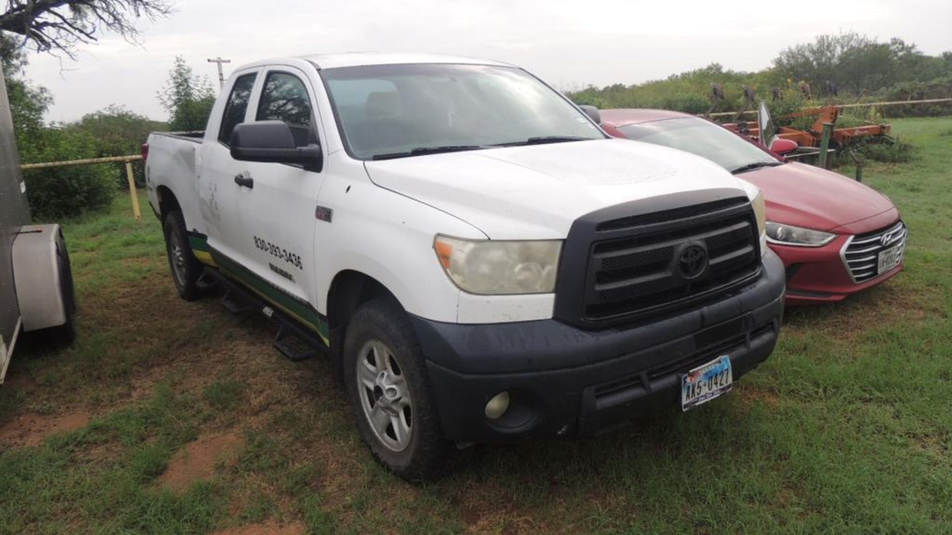 Toyota Tundra Pickup (2010) - Image 2 of 27