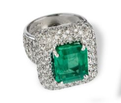 EMERALD AND DIAMOND 18K GOLD RING