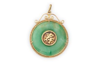 GOLD AND JADE PENDANT WITH CHINESE CHARACTERS ‘LONGEVITY’ AND ‘HAPPINESS’