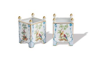 PAIR OF SQUARE PORCELAIN JARDINIERES DECORATED WITH BIRDS, STANDING ON FOUR FEET