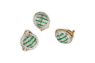 RING AND PAIR OF EARRINGS IN 18K GOLD, EMERALDS AND DIAMONDS