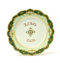 LARGE PORCELAIN DISH «BREAD AND SALT» WITH A FIGURED EDGE DECORATED WITH GILDED WREATHS AND CARTOUCH