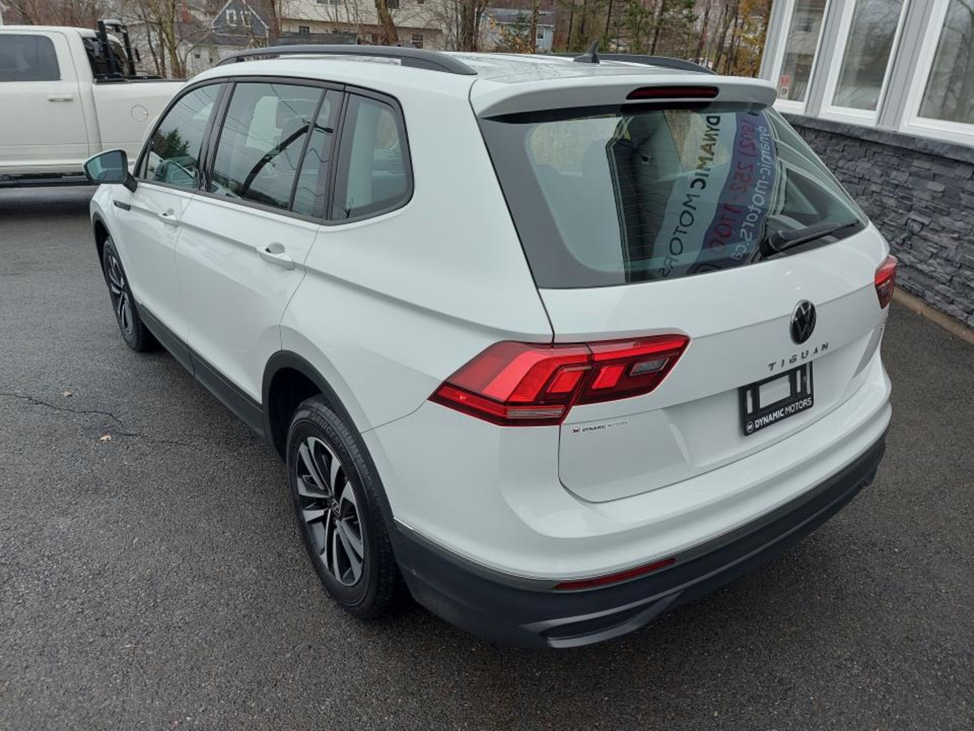 2022 VOLKSWAGEN TIGUAN TRENDLINE 4MOTION - Image 5 of 31