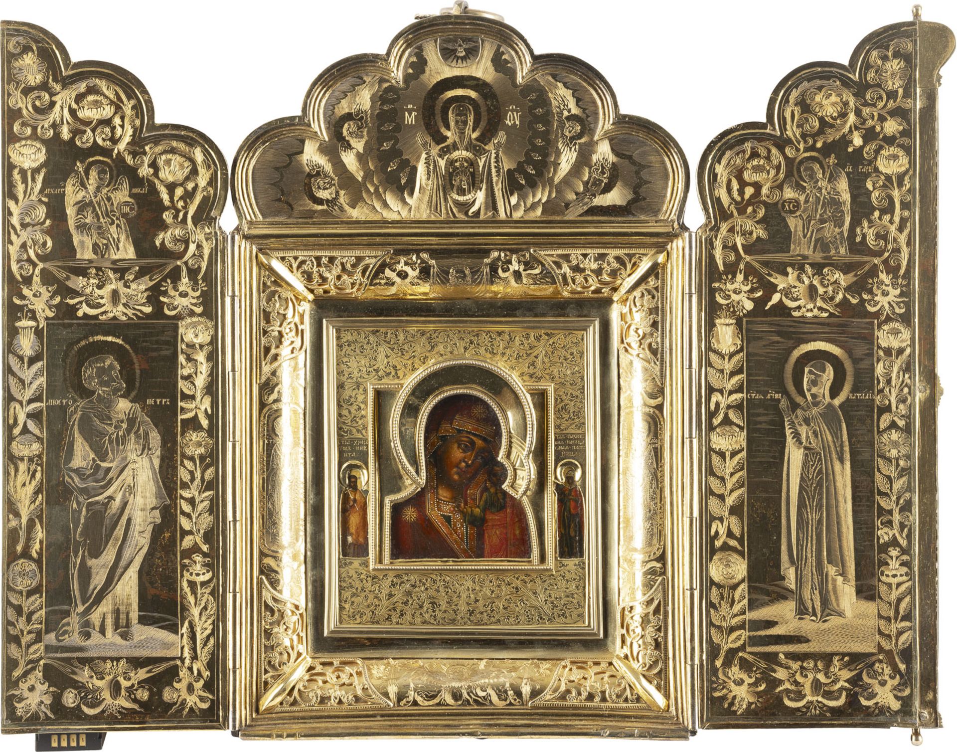 MUSEALES TRIPTYCHON MIT DER GOTTESMUTTER VON KASAN (KASANSKAJA) MIT GOLD-RIZA IM VERMEIL-RAHMEN