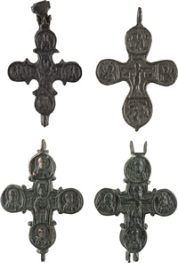 ZWEI BYZANTINISCHE ENKOLPIA MIT CHRISTUS UND DER GOTTESMUTTER UND BRUSTKREUZ MIT DER KREUZIGUNG - Image 2 of 3