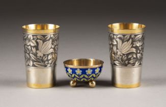 CLOISONNÉ-EMAIL-SALIÈRE UND ZWEI BECHER