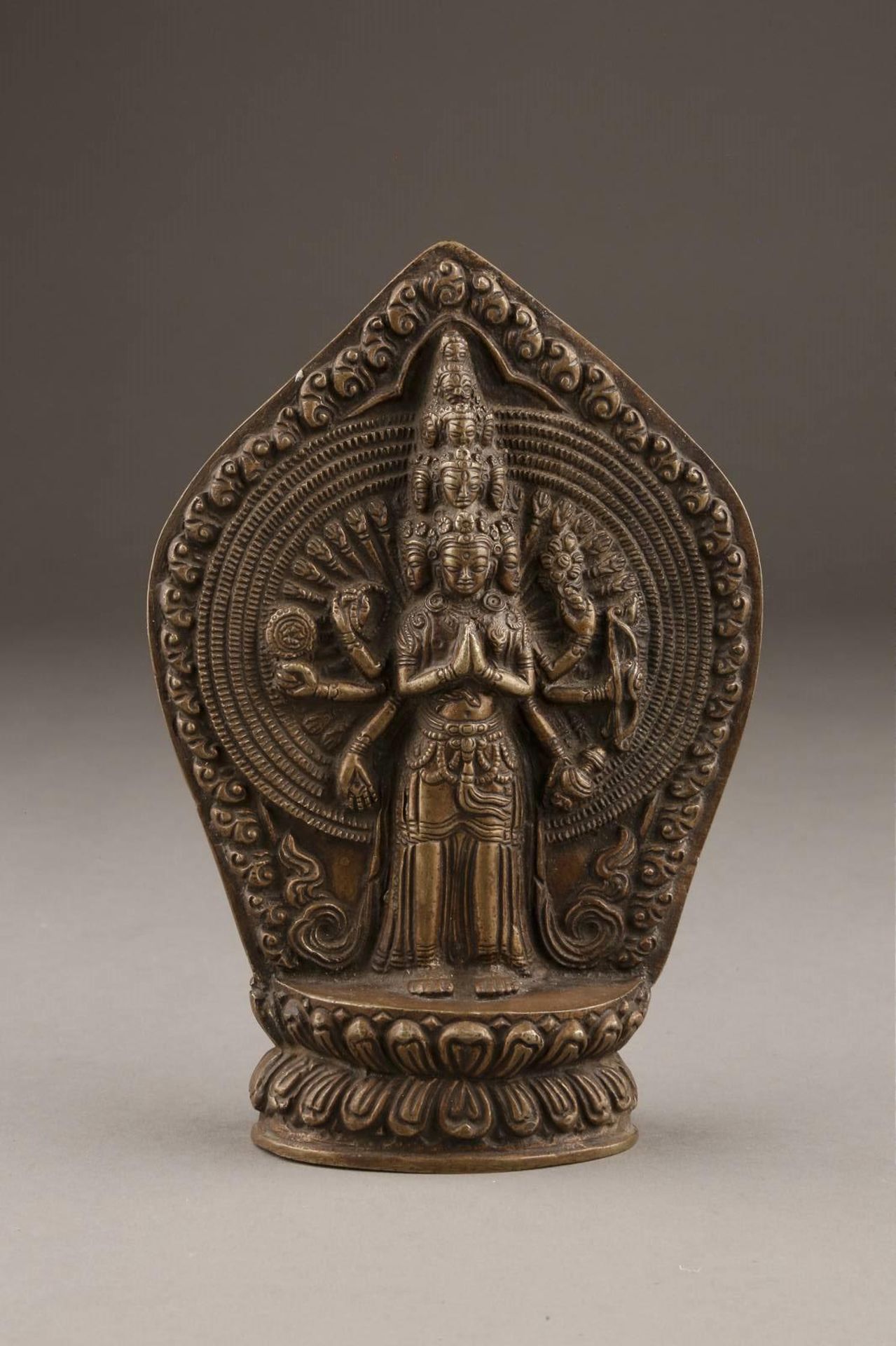 EINE STEHENDE FIGUR VON AVALOKITESHVARA SAHASRABHUJA AUS BRONZE