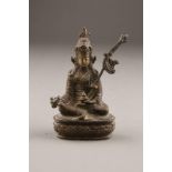 EINE SITZENDE FIGUR VON PADMASAMBHAVA AUS BRONZE