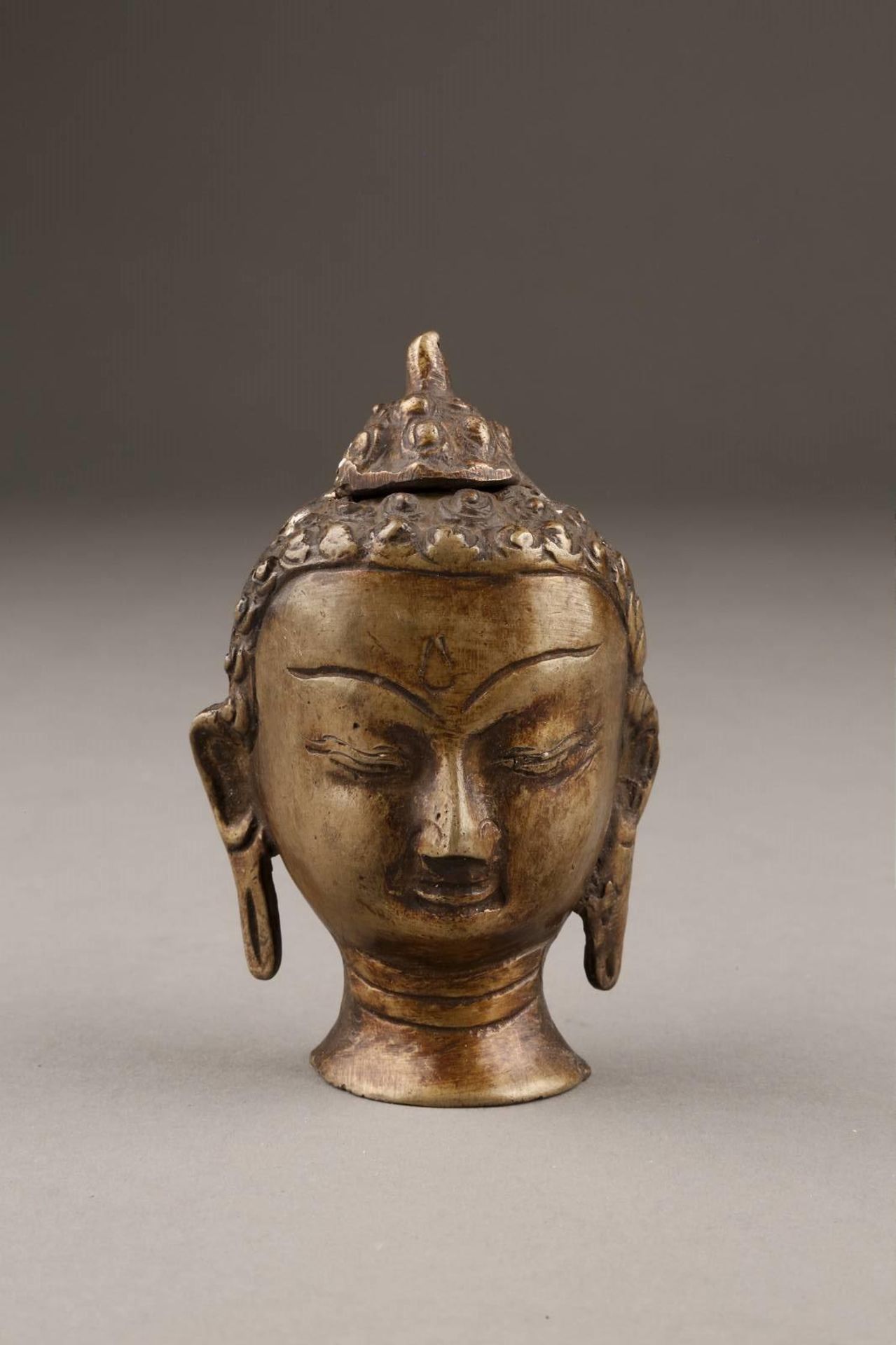 EIN BUDDHAKOPF AUS BRONZE