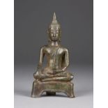 EINE SITZENDE FIGUR VON BUDDHA AUS BRONZE