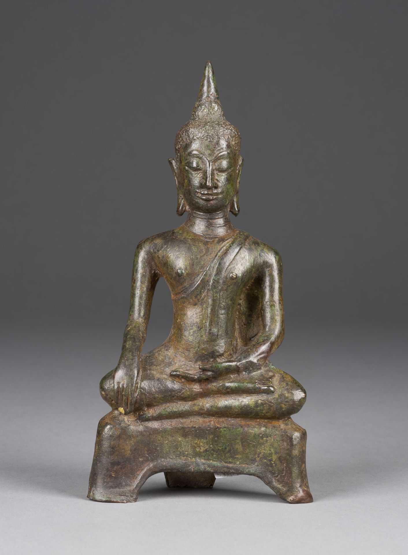 EINE SITZENDE FIGUR VON BUDDHA AUS BRONZE