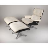 CHARLES UND RAY EAMES SESSEL MODELL 'LOUNGE CHAIR' '670' UND PAAR HOCKER '671'