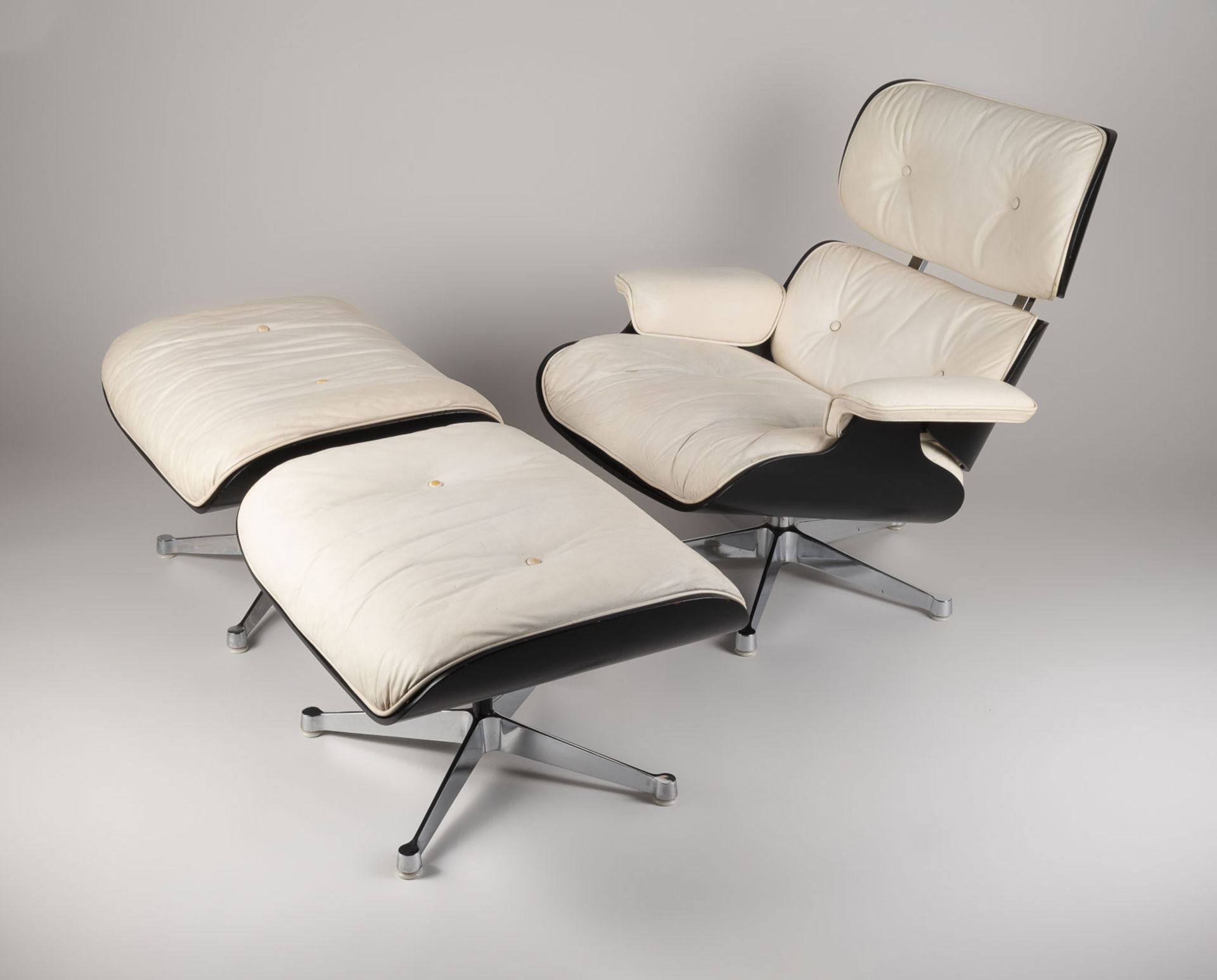 CHARLES UND RAY EAMES SESSEL MODELL 'LOUNGE CHAIR' '670' UND PAAR HOCKER '671'