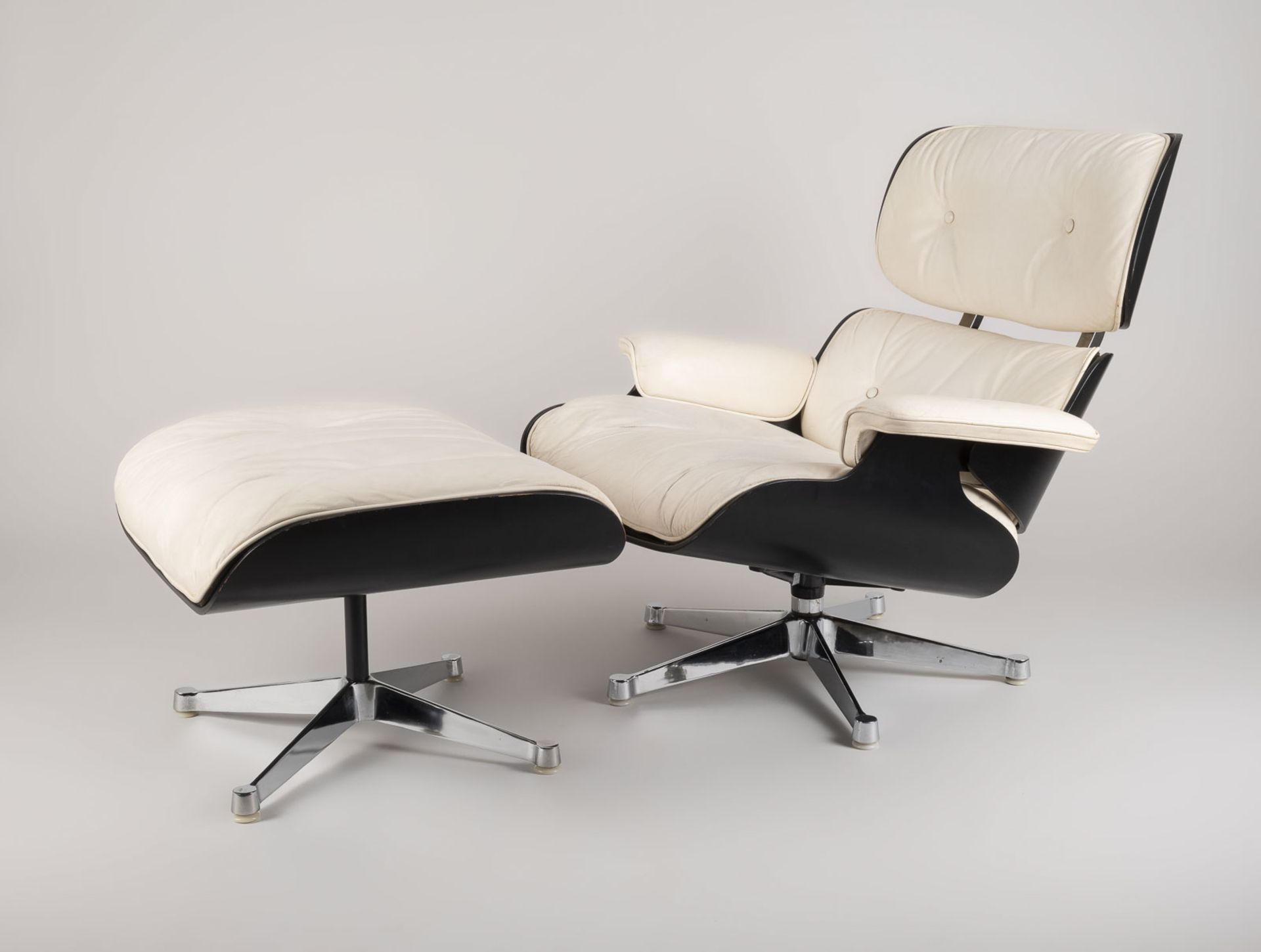 CHARLES UND RAY EAMES SESSEL MODELL 'LOUNGE CHAIR' '670' UND PAAR HOCKER '671' - Bild 2 aus 3