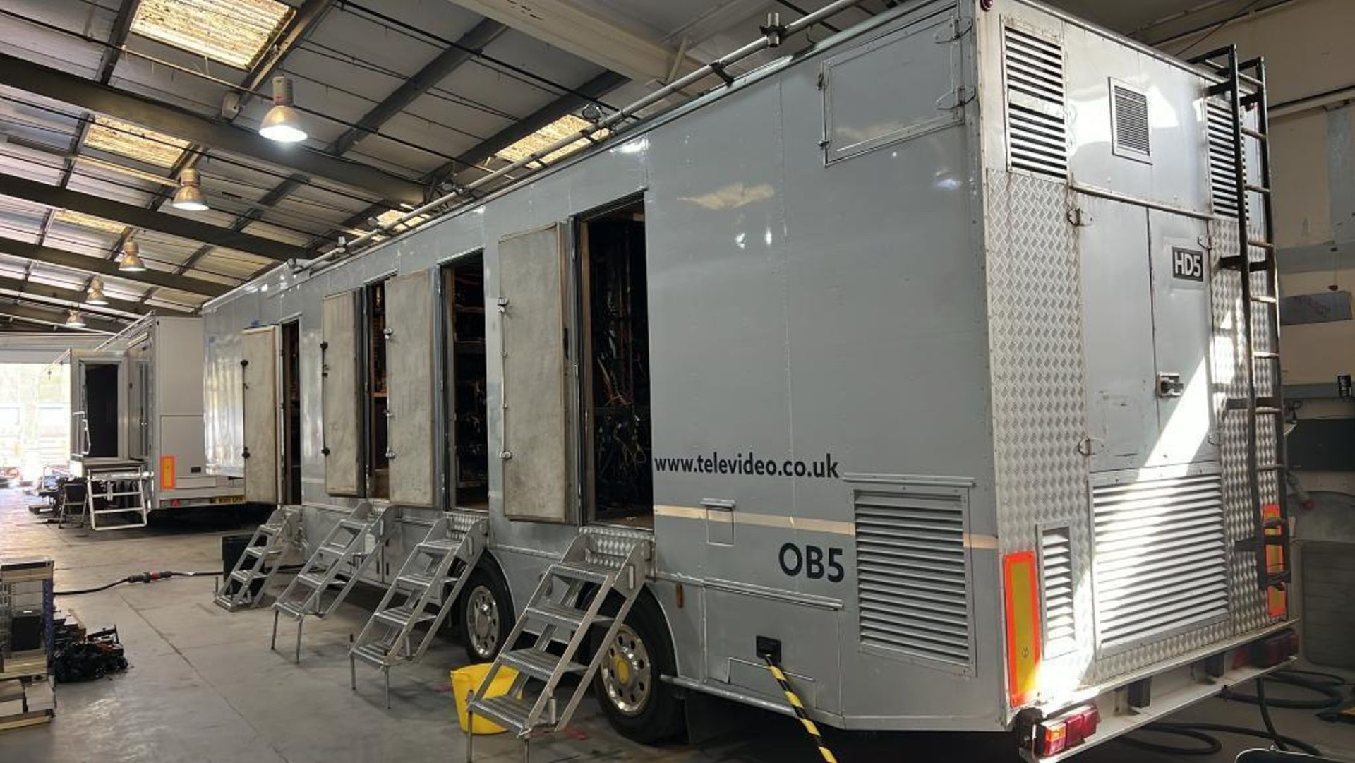 Outside broadcast trailer Crane Fruehauf 13.6m non-expanding 12-camera 4-suite outside broadcast tra