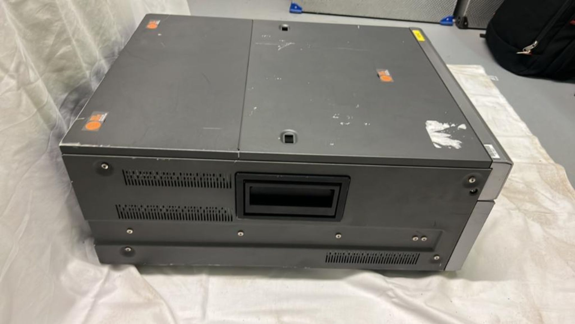 Sony SRW-5500 Digital Videocassette recorder with flight case SN :10042 - Image 2 of 5
