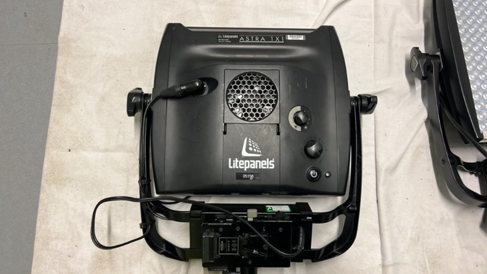 (2) Litepanels Astra 1x1 Bi-Color With carry bagLitepanels SN 1037405156, SN 1037405844 - Image 4 of 8