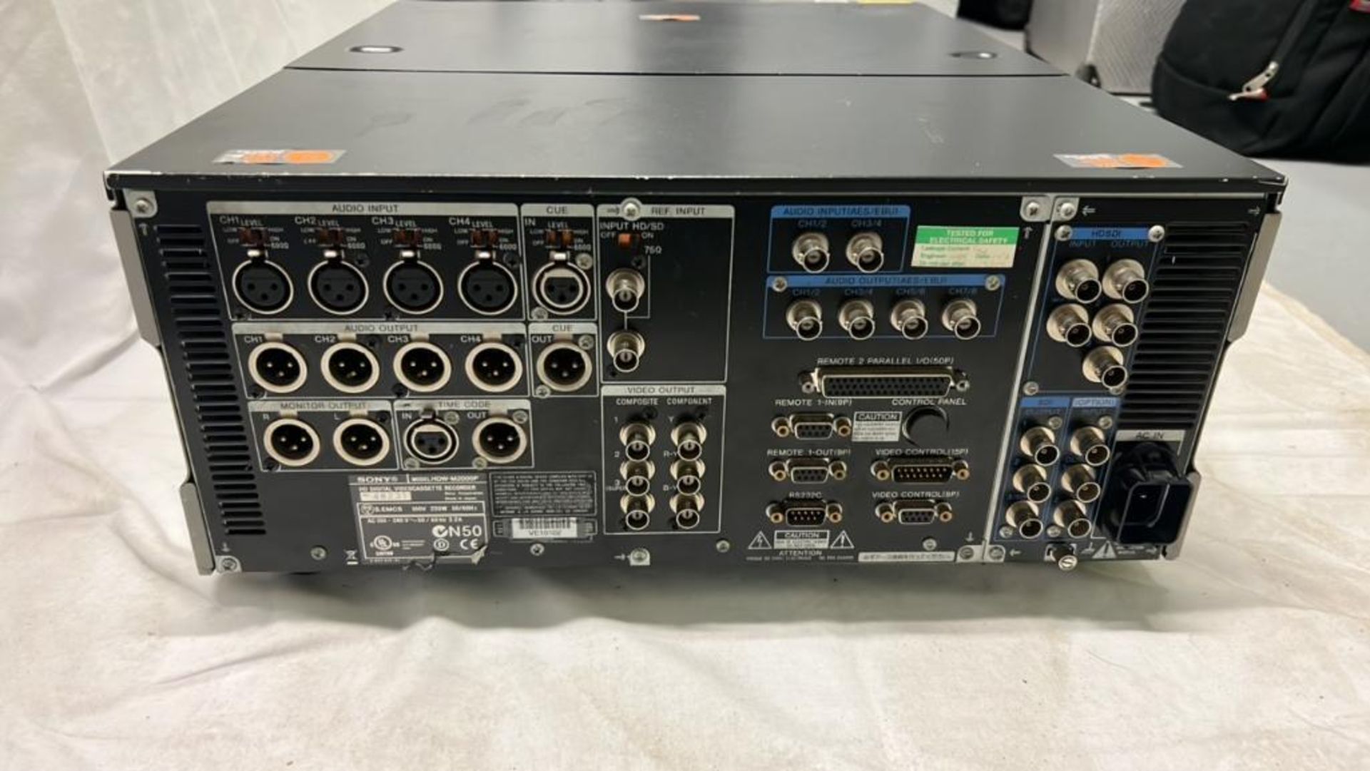 Sony HDW-M2000-Studio Recorder with flight case SN: 48231 - Bild 2 aus 3