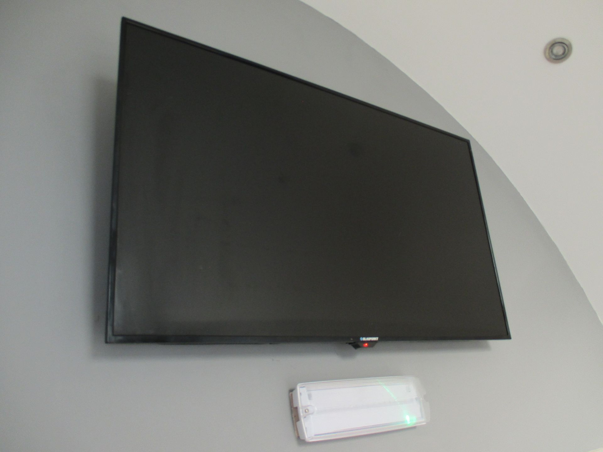 1: Contents of Reception Area to Include Furniture and Blaupunkt Flatscreen TV - Image 3 of 4