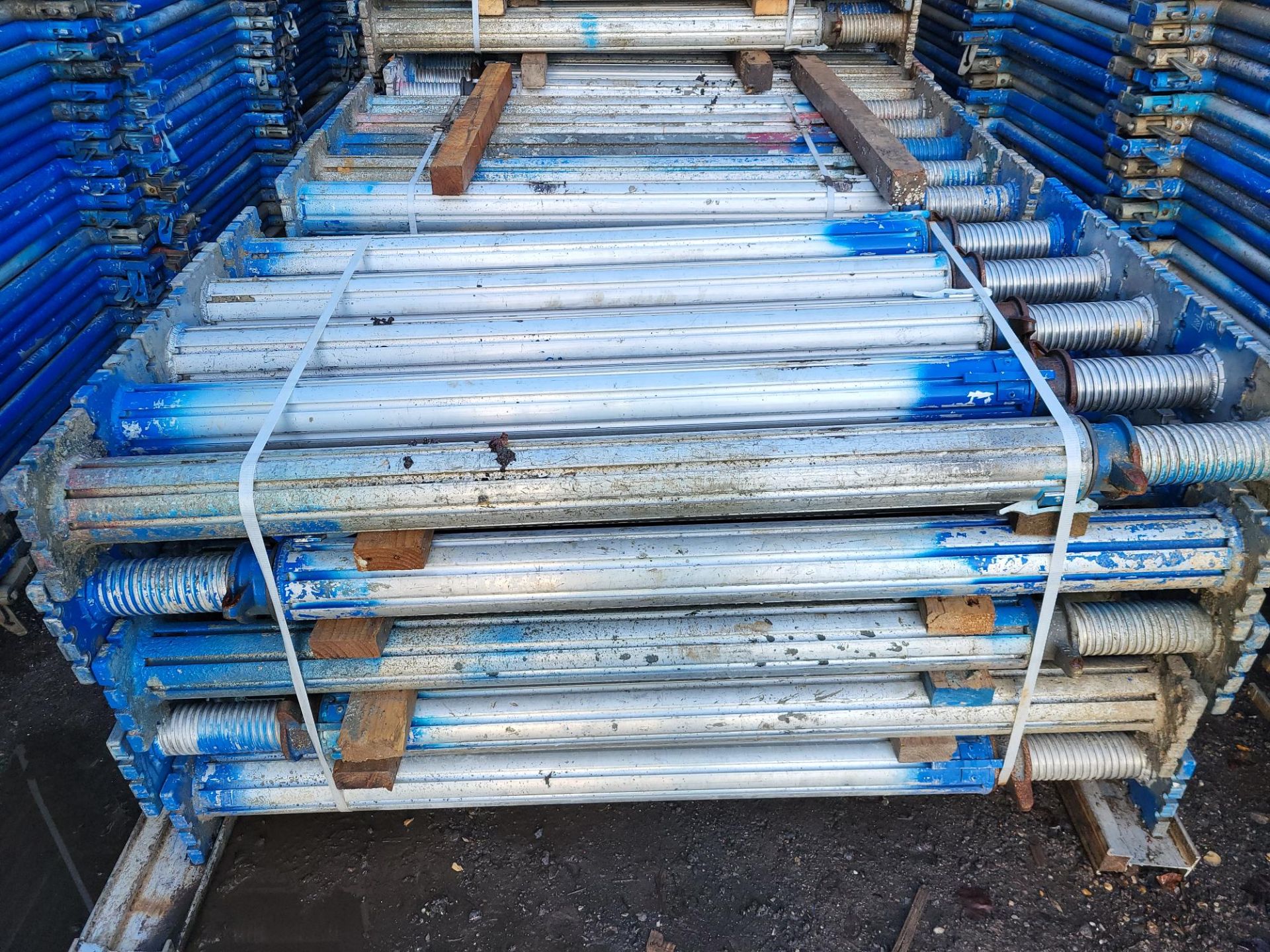 1, GASS or GASS Compatible Aluminium Shoring System Comprising:- (50) 2.4m Extending Legs, (50) 1.4m - Bild 2 aus 6