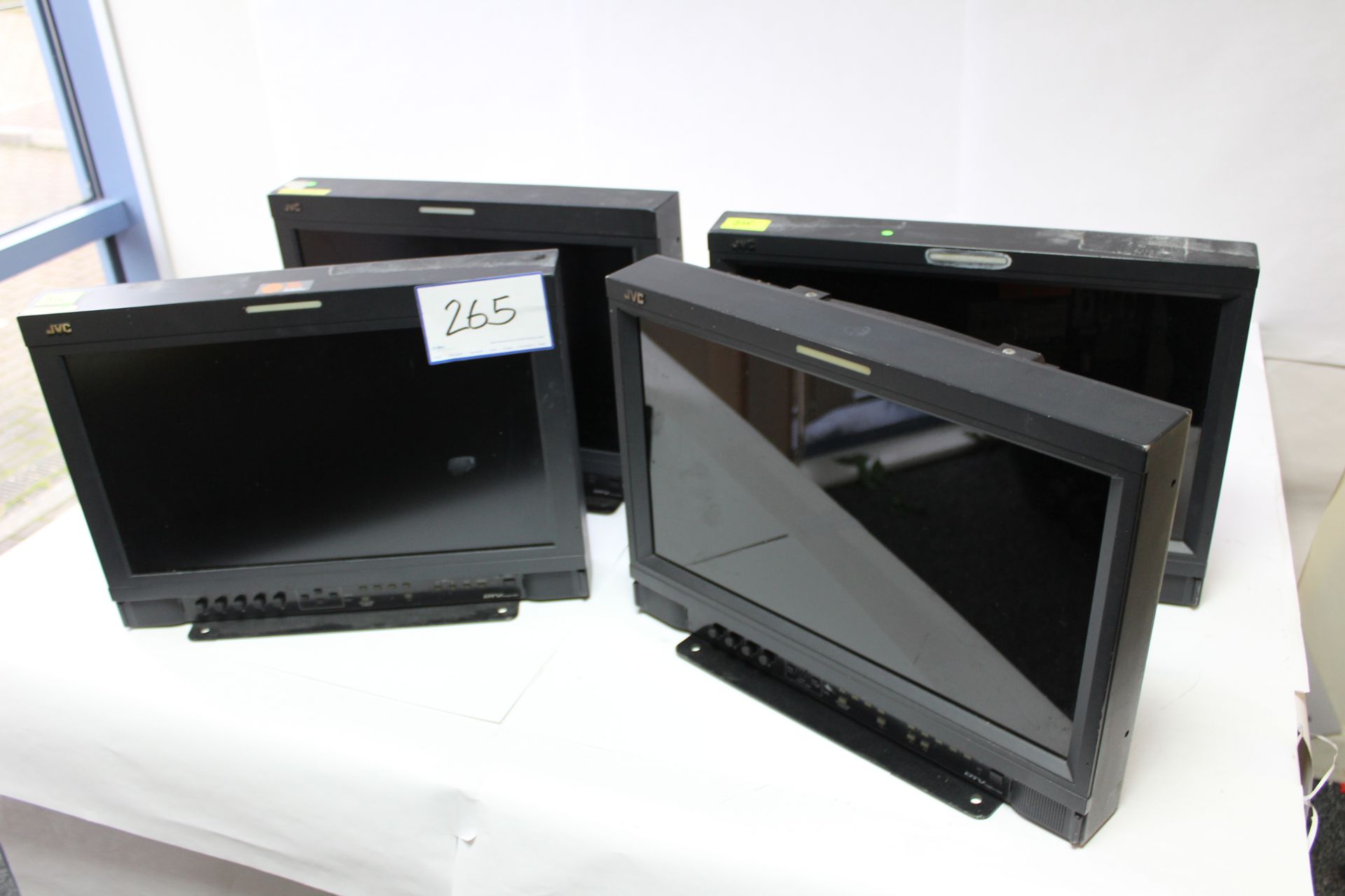 4 JVC DT-E17L4G Multi Format Monitor