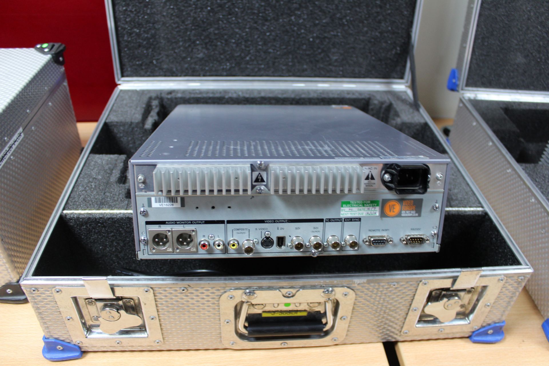 Sony J-30SDI Compact Player with Flight Case - Image 2 of 2