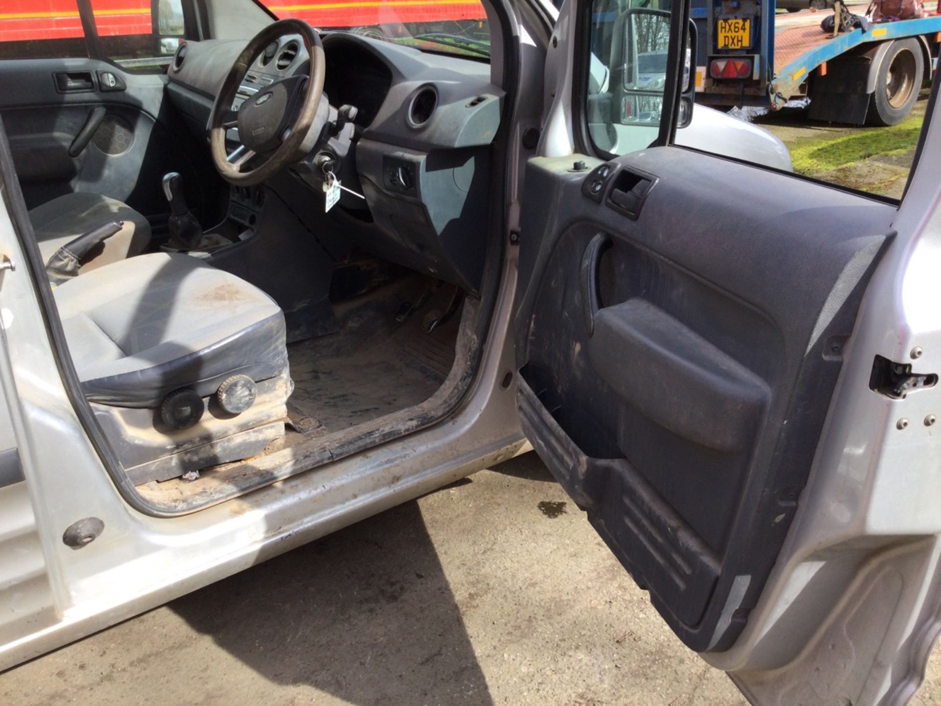 Ford TRANSIT CONNECT 90T200 1.8d 5-Speed Manual Panel Van - Image 6 of 11