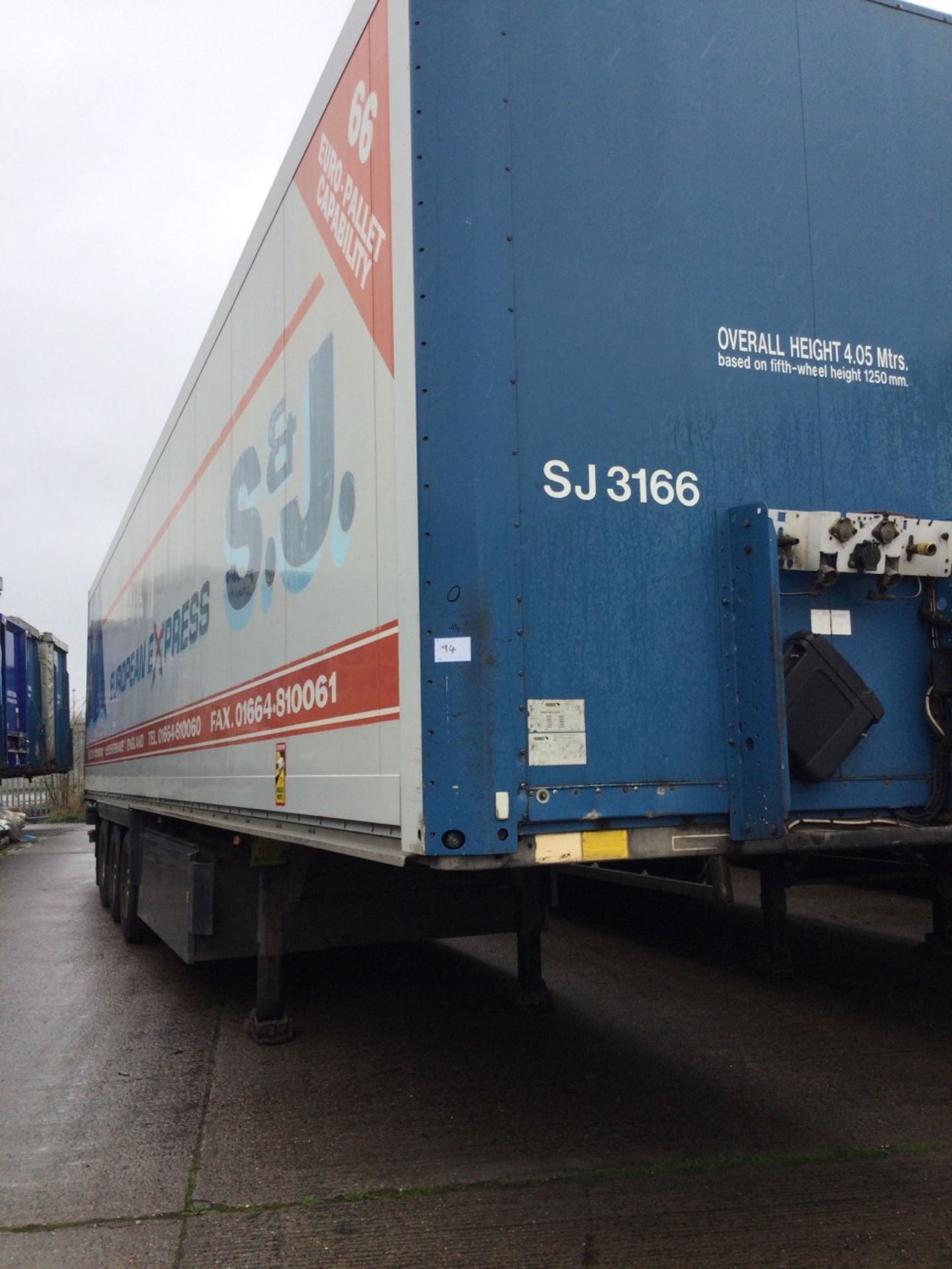 Schmitz Tri-Axle 13.9 Box Trailer Mot Until 30/11/24 , serial number C294852 , year 2010. Note - No