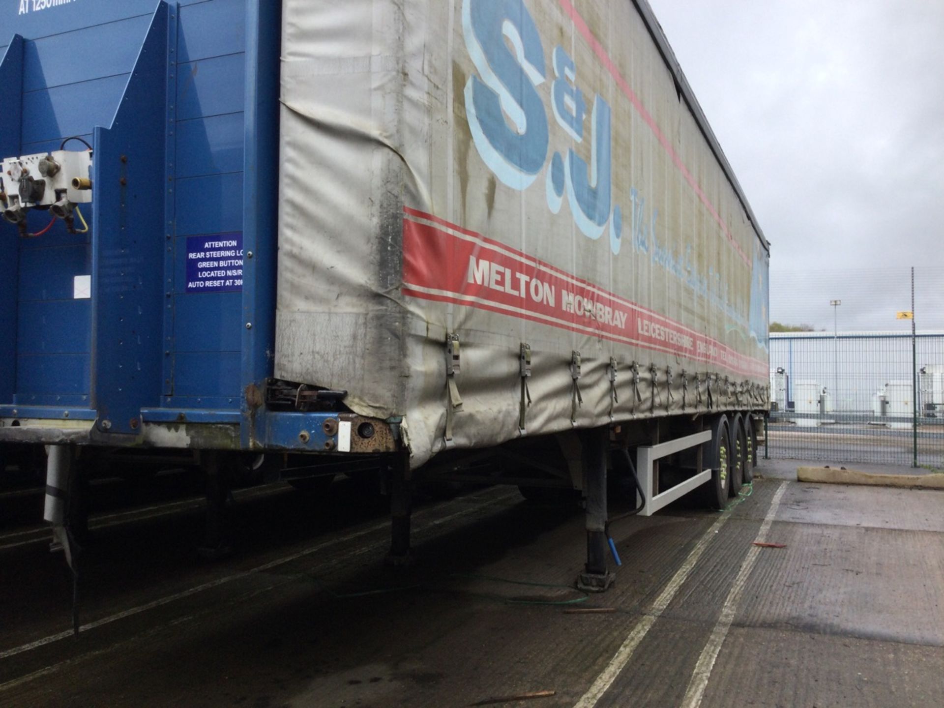 Schmitz Tri-Axle 13.9m Curtainside Trailer Mot Expired , serial number C217859 , year 2006. Note - Image 2 of 4