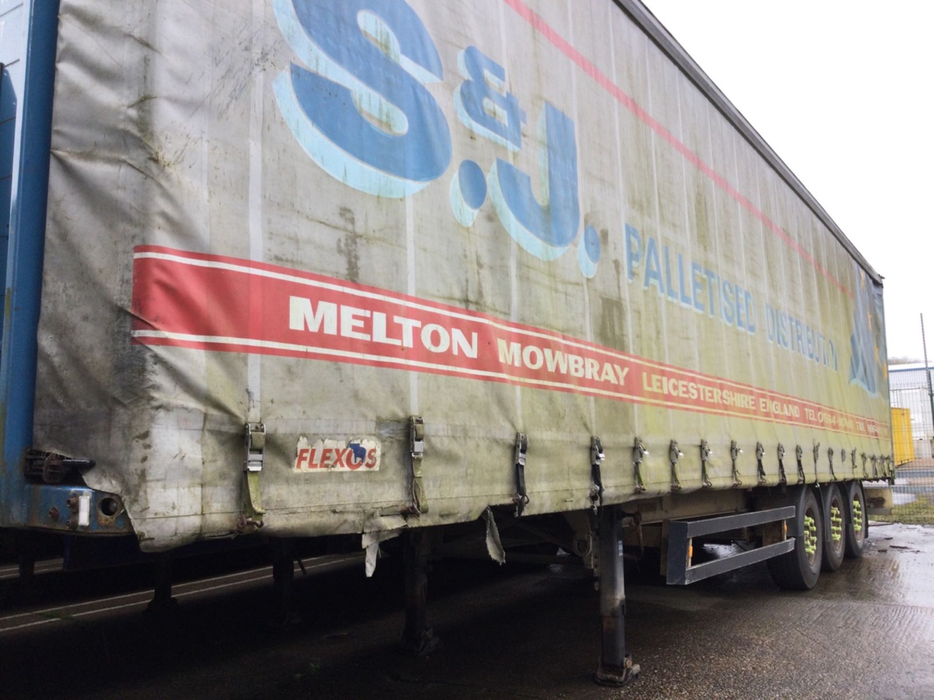 Schmitz Tri-Axle 13.9m Curtainside Trailer Mot Expired , serial number C164011 , year 2004. Not - Image 2 of 4