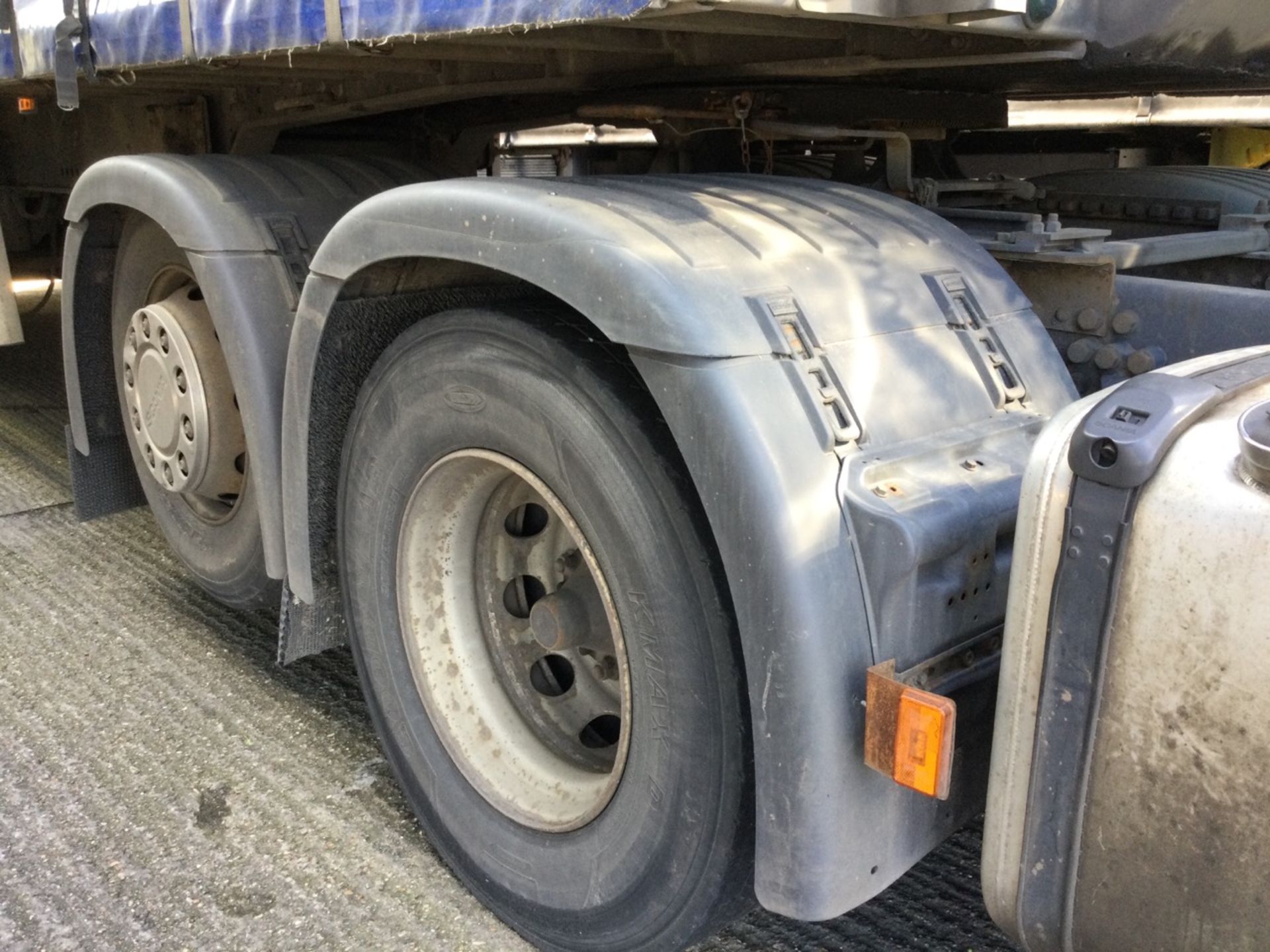 SCANIA R-SRS L-CLASS 6x2 Tractor Unit With Rear Axle Lift, Sleeper Cab. Mot Until 28/02/25. 823314km - Image 3 of 5