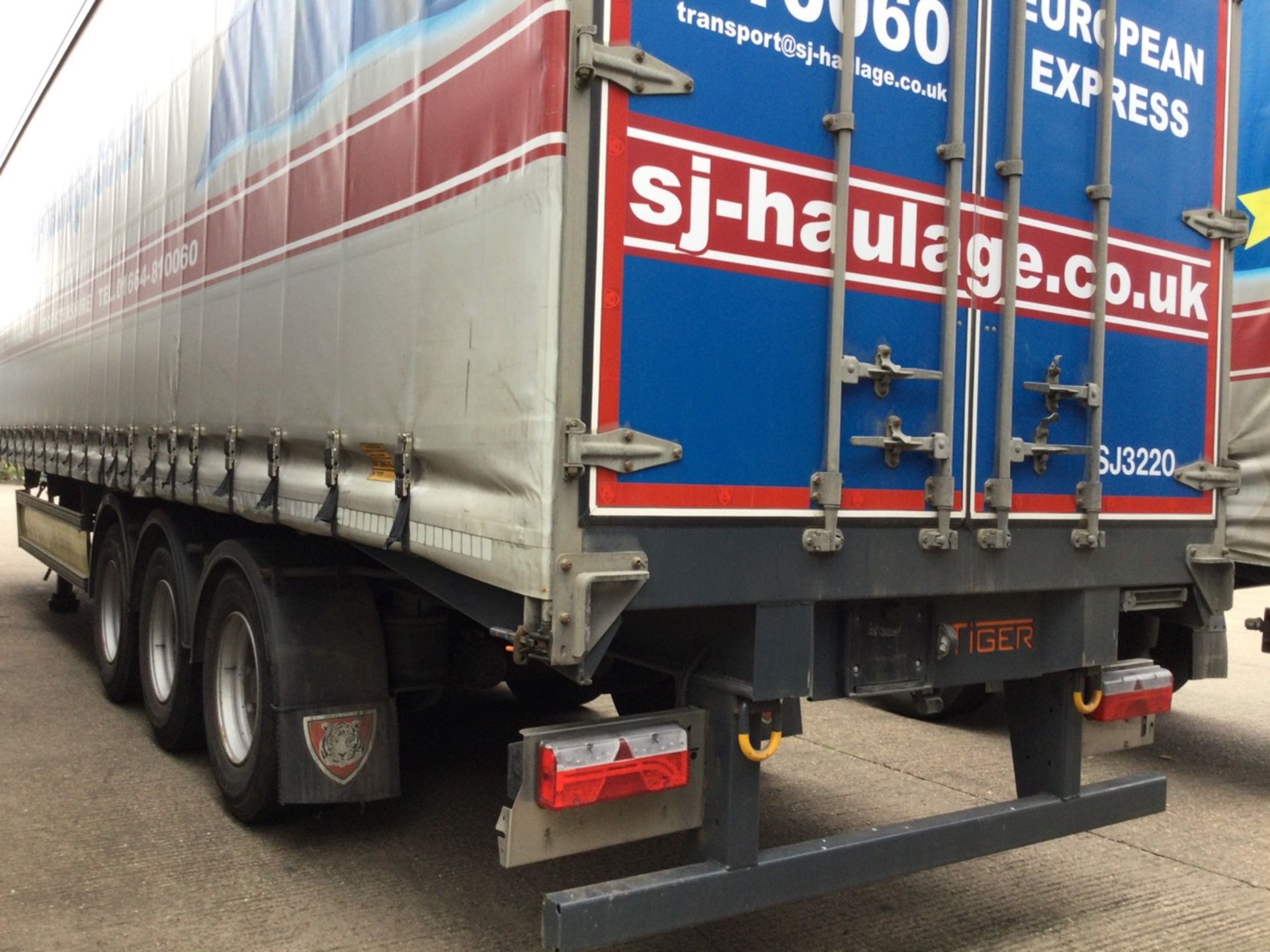 TIGER Tri-Axle Curtainside Trailer. Serial Number C578075.Year 2022, MOT Until 31/07/24 - Image 2 of 4