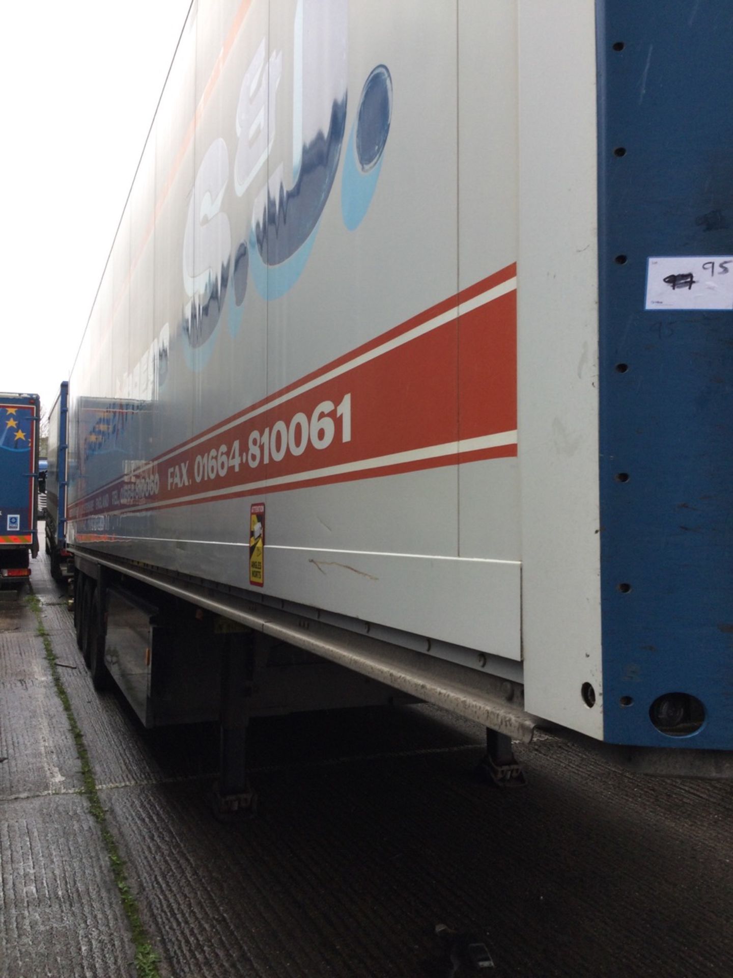 Schmitz Tri-Axle 13.9 Box Trailer Mot Until 31/01/2025, serial number C294851 , year 2010. Note - N