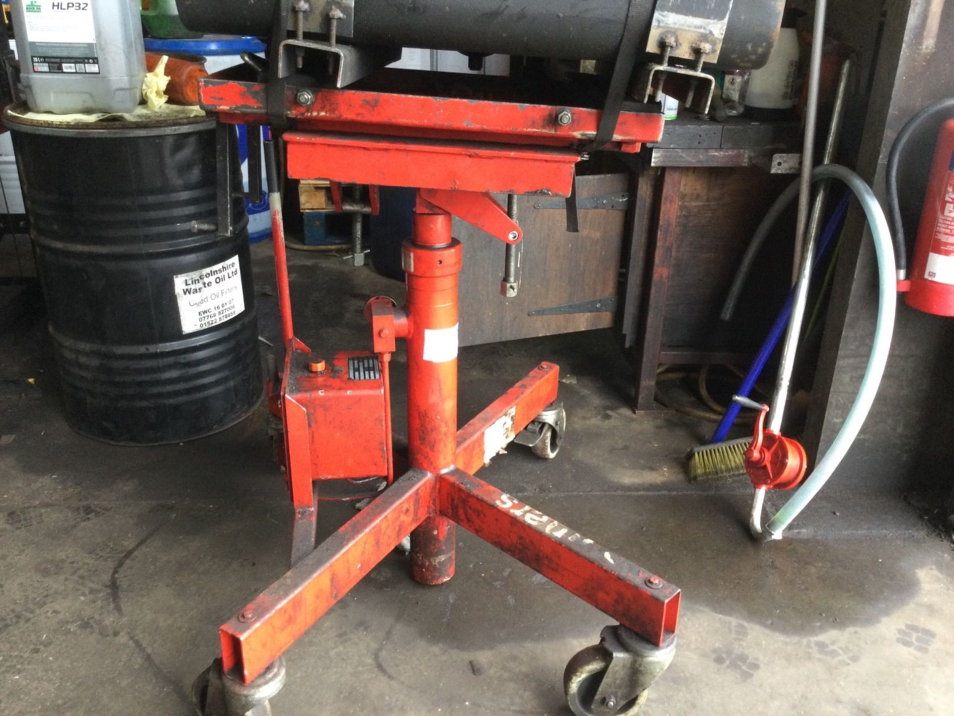 Unknown Mobile Hydraulic Vertical Telescopic Transmission Jack With Attached Fuel Tank