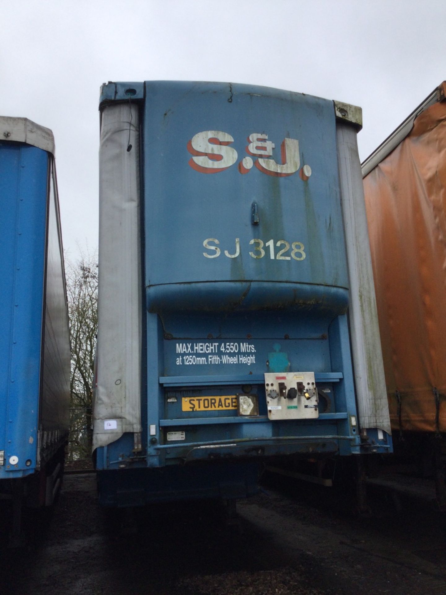 Don Bur Tri-Axle 13.6m Curtainsider Trailer Mot Expired , serial number C096268 , year 2001. Note
