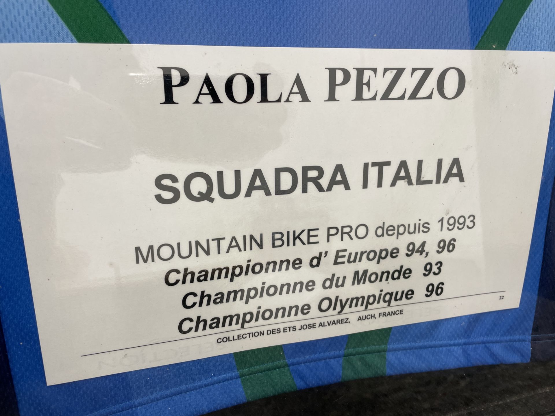Paola Pezzo Framed & Signed Squadra Italia Jersey. Female Mountain Bike Champion of Europe 1994 & 95 - Image 3 of 3