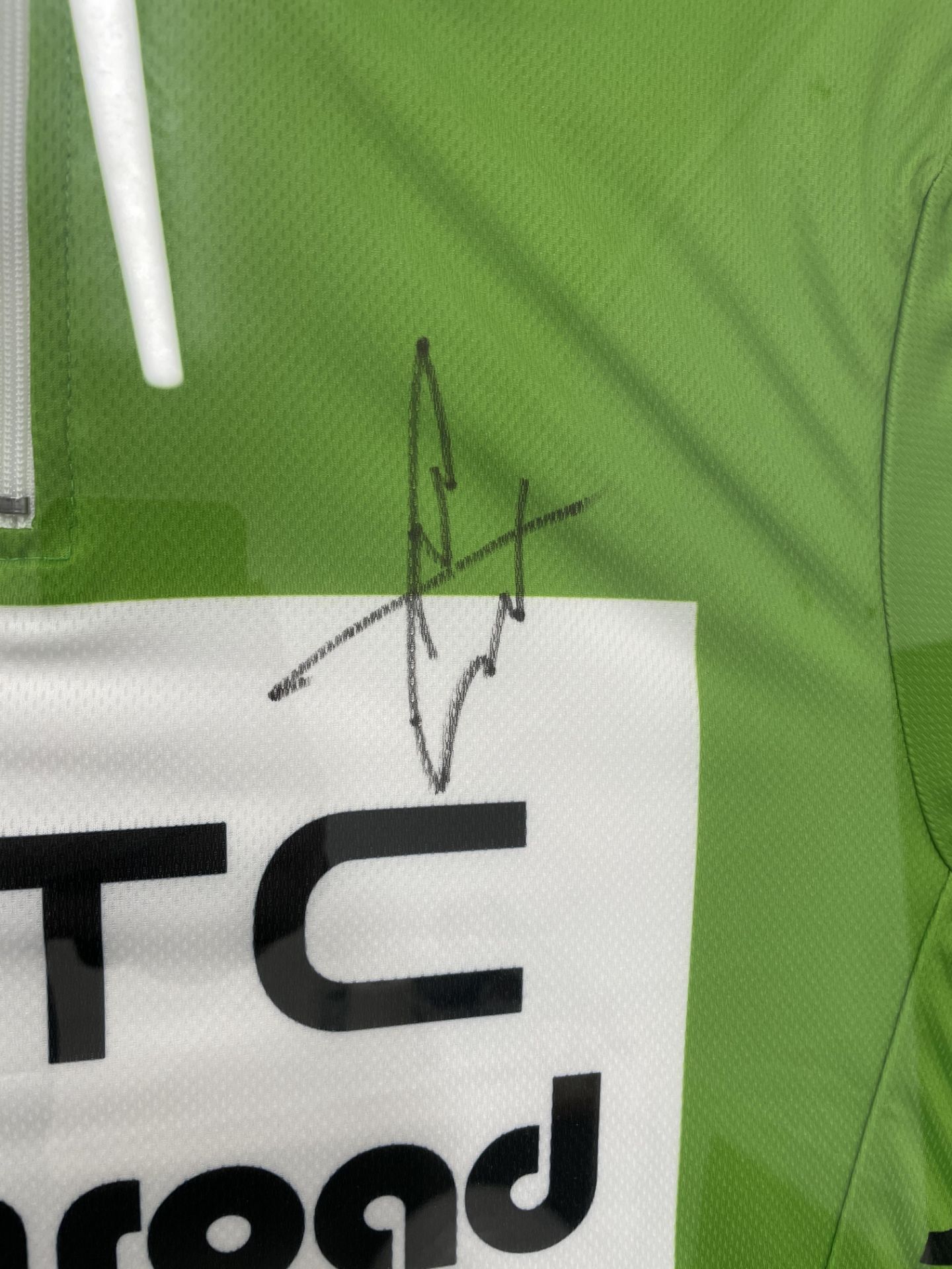 Mark Cavendish Framed & Signed Green HTC Highroad Cycling Jersey - Image 2 of 2
