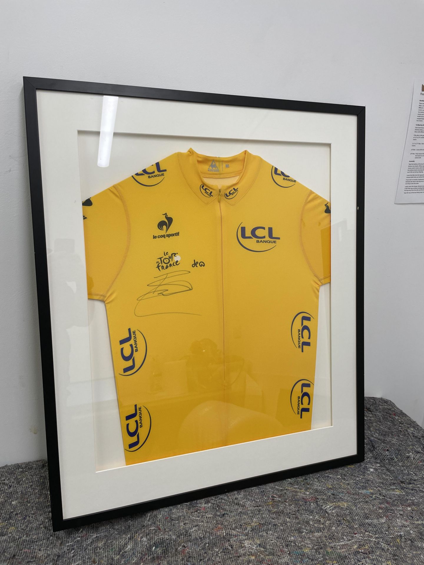 Bradley Wiggins Framed & Signed LCL Banque Le Coq Sportif Le Tour De France 2012 Yellow Jersey. Winn - Image 2 of 3